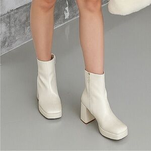 GUESS Byra Ivory Patent Leather Chunky Boots in Ivory NIB Size 9.5M 10M Retro